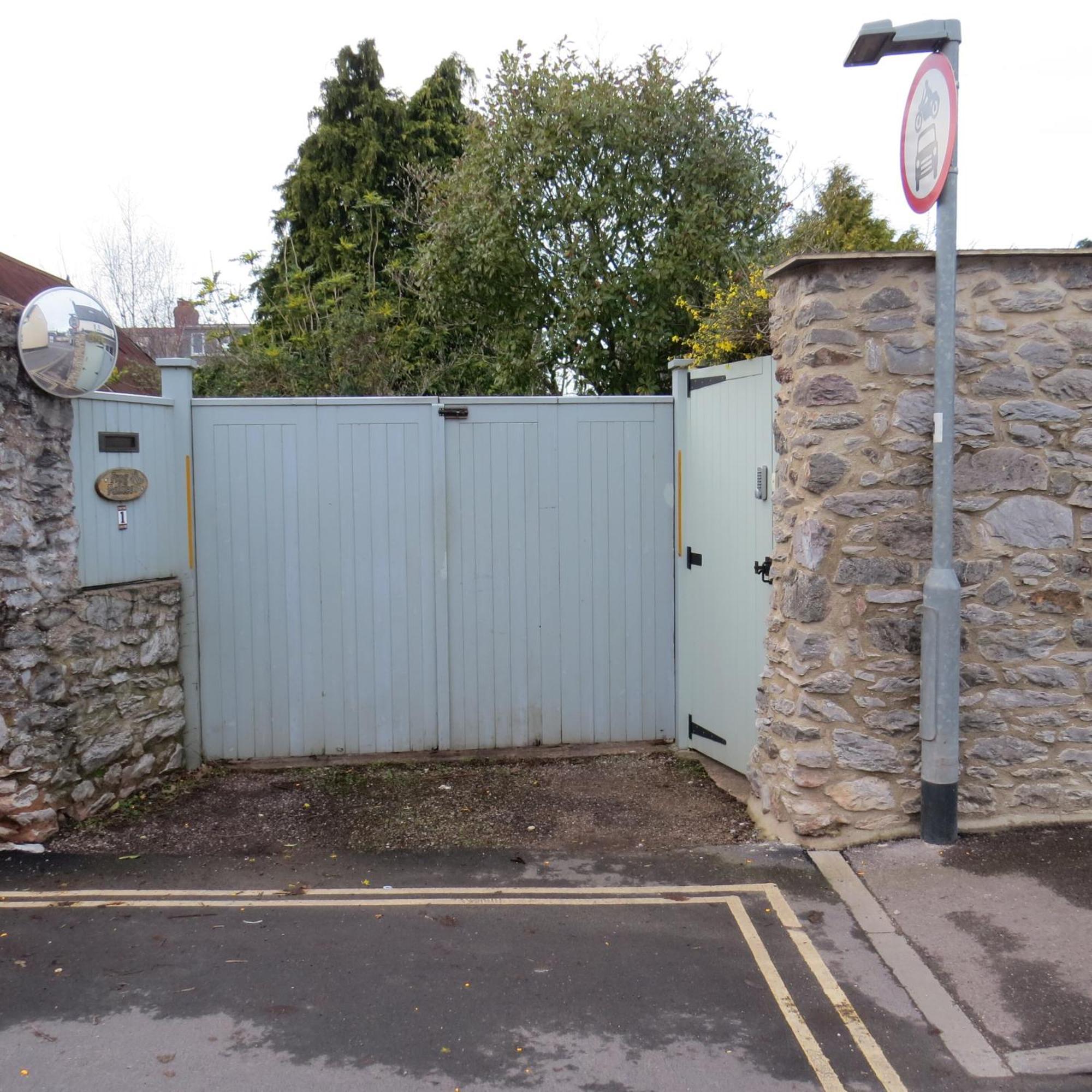 Frog Palace - Secure Parking-Outside Area-Topsham-Exeter-Beach-Chiefs-Wifi Bilik gambar
